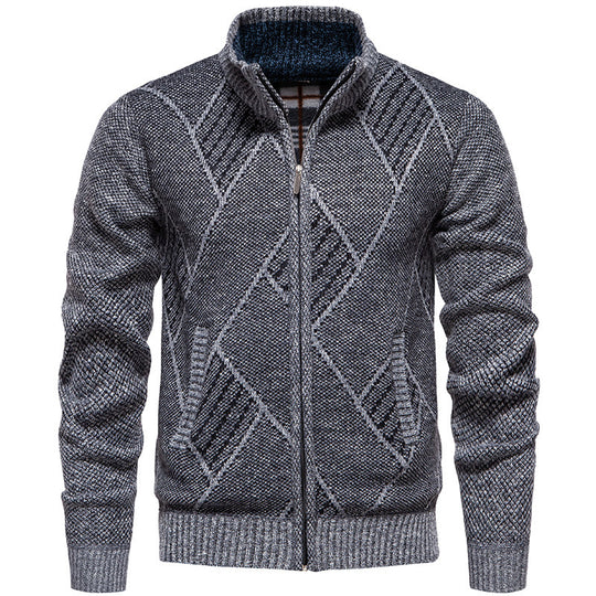 Herren Strickjacke mit modernem Zopfmuster und hohem Kragen EB