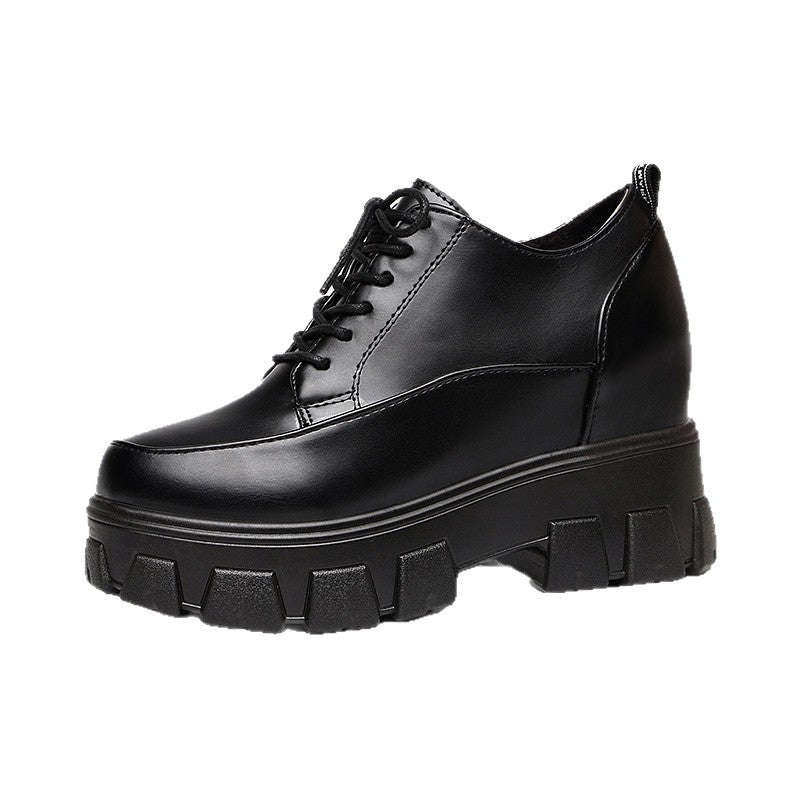 Damen Plateausneaker mit glänzender Oberfläche und robustem Sohlenprofil EB