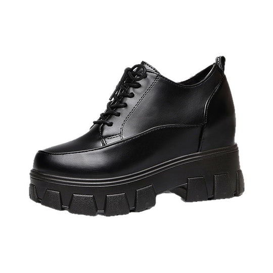 Damen Plateausneaker mit glänzender Oberfläche und robustem Sohlenprofil EB