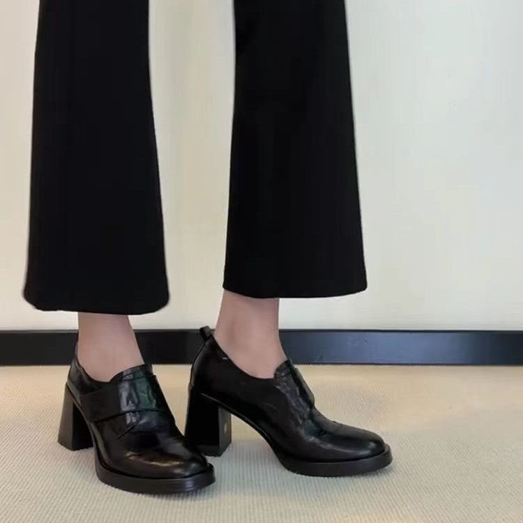 Damen Blockabsatz-Pumps mit doppeltem Riemchen und glänzender Oberflächenstruktur EB