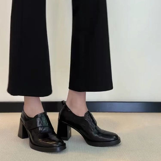 Damen Blockabsatz-Pumps mit doppeltem Riemchen und glänzender Oberflächenstruktur EB