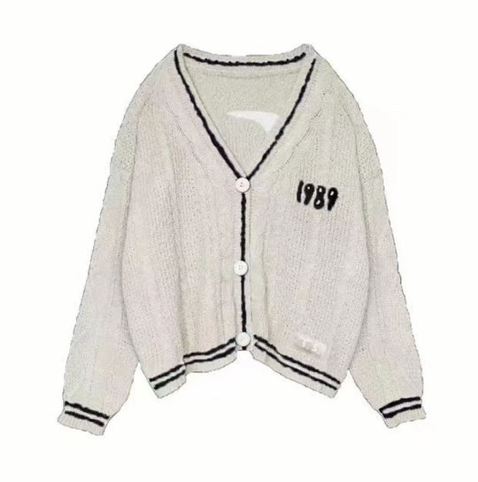 Damen nan kurze gestrickte V Ausschnitt Strickjacke mit Zopfmuster und Perlmuttknöpfen EB