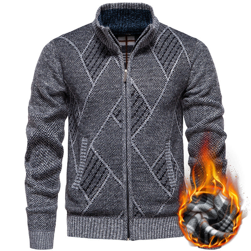 Herren Strickjacke mit modernem Zopfmuster und hohem Kragen EB