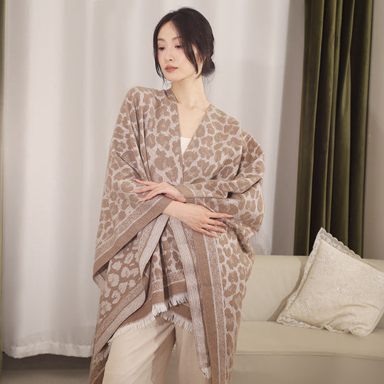 Damen Jacquard-Poncho im Kimono-Schnitt mit Fransensaum und dezentem Animaljacquard EB