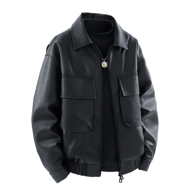 Herren Lederimitat-Bomberjacke mit großen aufgesetzten Klappentaschen, verdecktem Reißverschluss und elastischem Saum EB