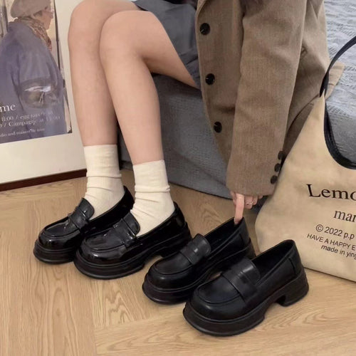 Damen modische Loafers aus glänzendem Material mit breitem Sohlenprofil EB