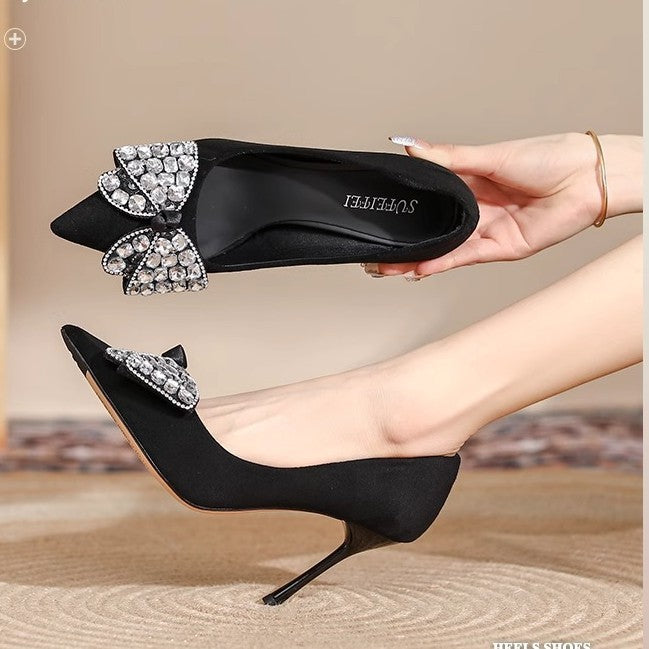 Damen Elegante High Heels mit glitzerndem Schleifen-Detail und spitzem Zehenbereich EB