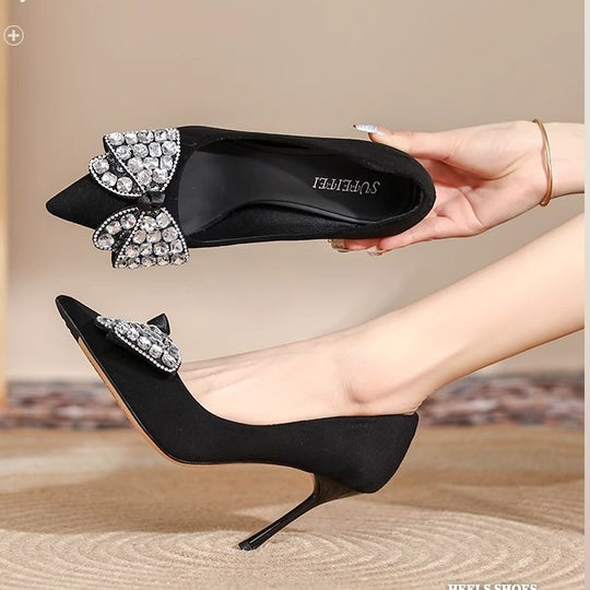 Damen Elegante High Heels mit glitzerndem Schleifen-Detail und spitzem Zehenbereich EB