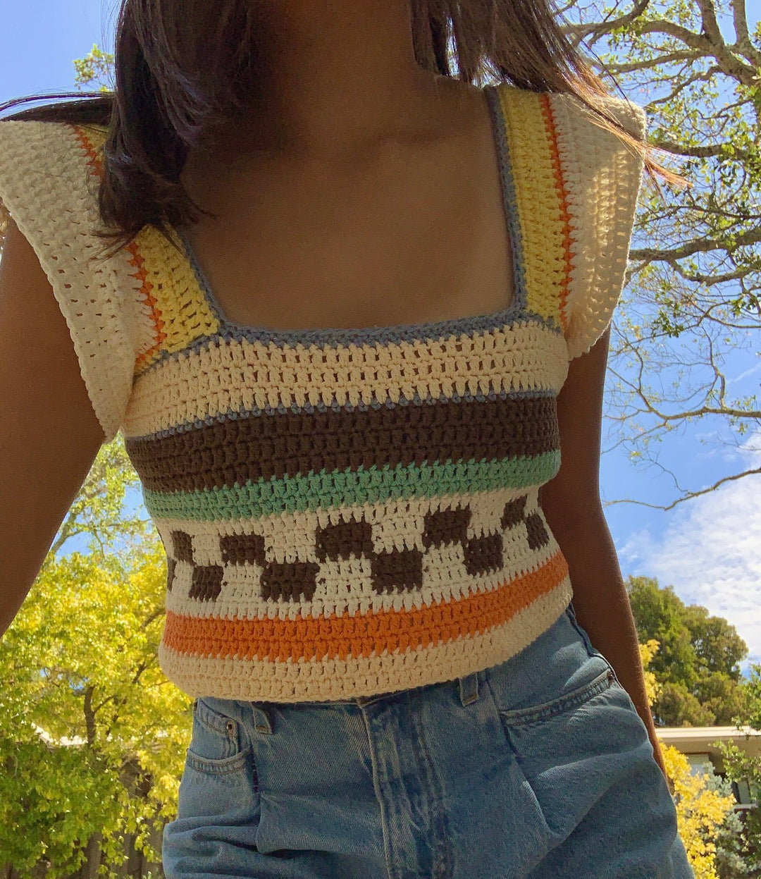 Damen gehäkeltes Crop-Top mit buntem Streifenmuster und Quadrat-Ausschnitt EB