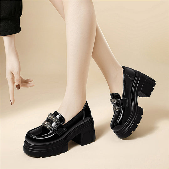 Damen Modische Plateau-Pumps mit glamourösem Schmuckdetail EB