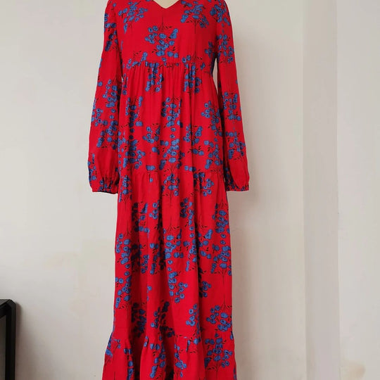 Damen Boho-Langarmkleid mit floralen Akzenten und schwingendem Saum EB