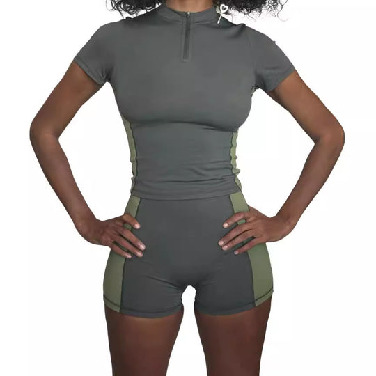 Damen Sportliches Set mit kurzem Oberteil und enganliegenden Shorts EB