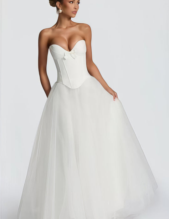 Damen Brautkleid mit tiefem V-Ausschnitt und voluminösem Tüllrock EB