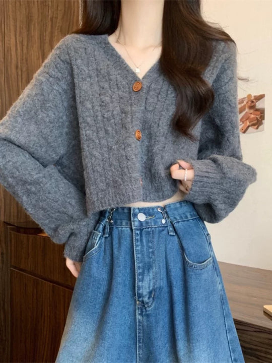 Damen Modischer kurz geschnittener Strick-Cardigan mit Zopfmuster und Knopfdetail EB