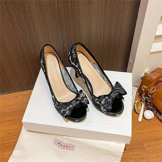 Damen Peeptoe Pumps mit raffiniertem Spitzenverzierung EB