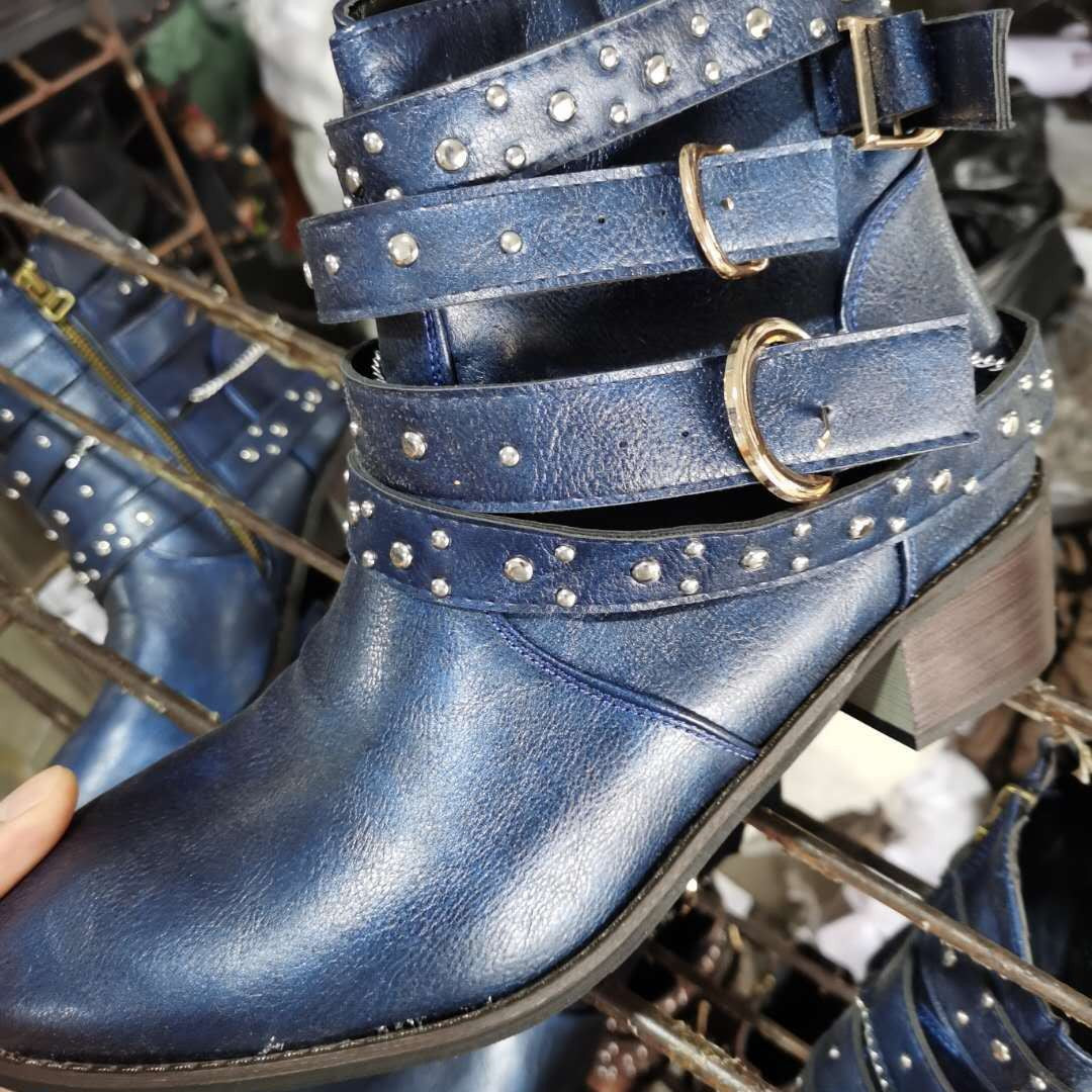 Damen nan knöchelhohe Biker-Stiefelette mit mehreren Nietenriemen, dekorativen Ketten und verstellbaren Schnallen EB