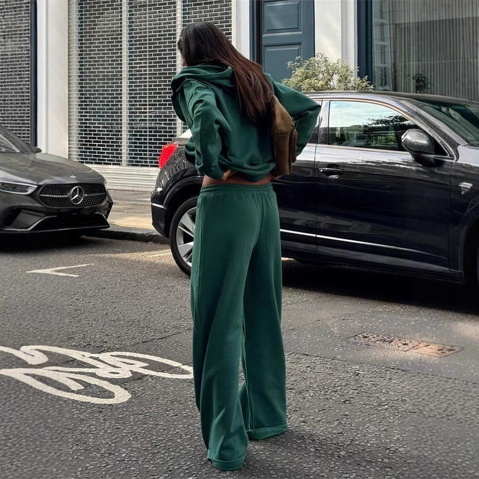 Damen gekürztes Kapuzen-Sweatshirt mit Oversize-Ärmeln und high-waist Wide-Leg Freizeithose Eichborn Berlin