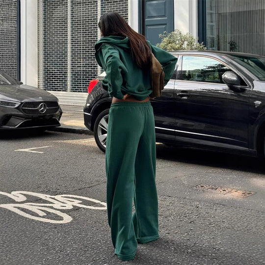 Damen gekürztes Kapuzen-Sweatshirt mit Oversize-Ärmeln und high-waist Wide-Leg Freizeithose Eichborn Berlin