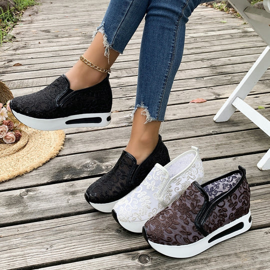 Damen Slip-On Sneakers mit romantischem Spitzen-Obermaterial EB
