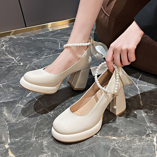 Damen elegante Blockabsatzpumps mit Perlenschmuck und transparentem Riemchen EB