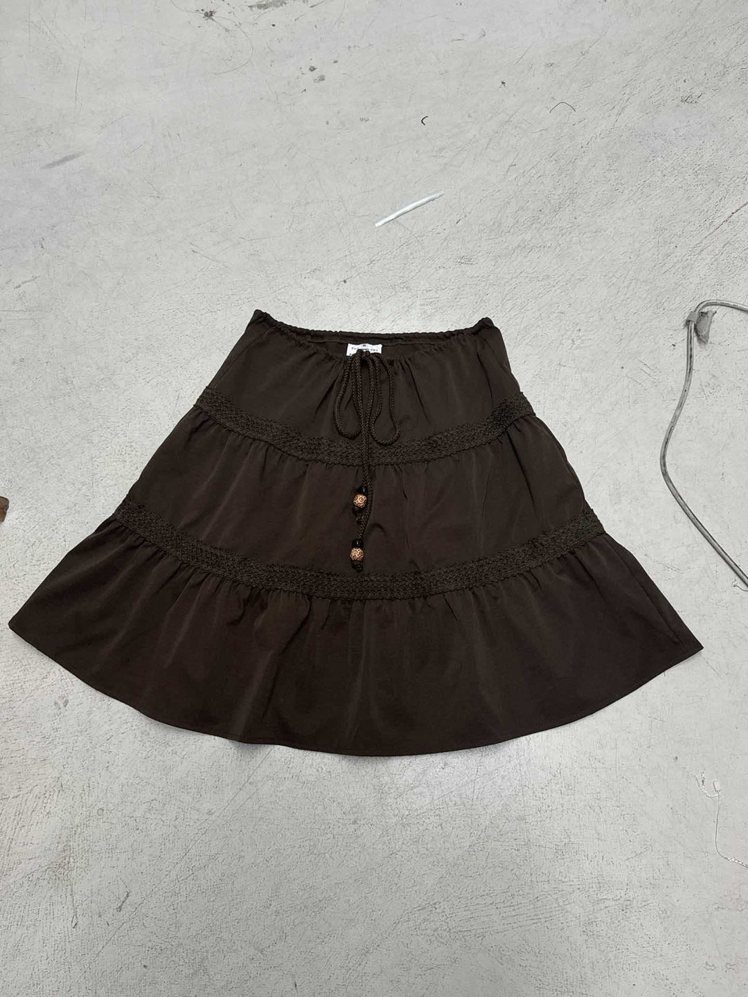 Damen nan gestufter Boho-Midirock mit elastischem Kordelbund und Häkelband-Details EB