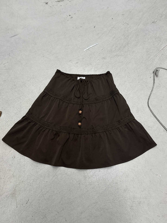 Damen nan gestufter Boho-Midirock mit elastischem Kordelbund und Häkelband-Details EB