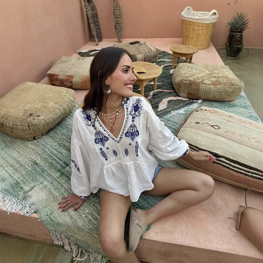 Damen Bluse mit verspieltem floralen Stickdesign und voluminösen Ärmeln EB