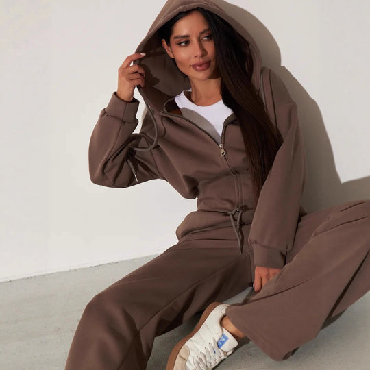 Damen kurzes Kapuzen-Zipshirt mit tailliertem Tunnelzug und weit geschnittene High-Waist-Loungehose Eichborn Berlin