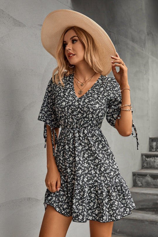 Damen Freizeitkleid mit floralem Design und modischen Knopfdetails EB