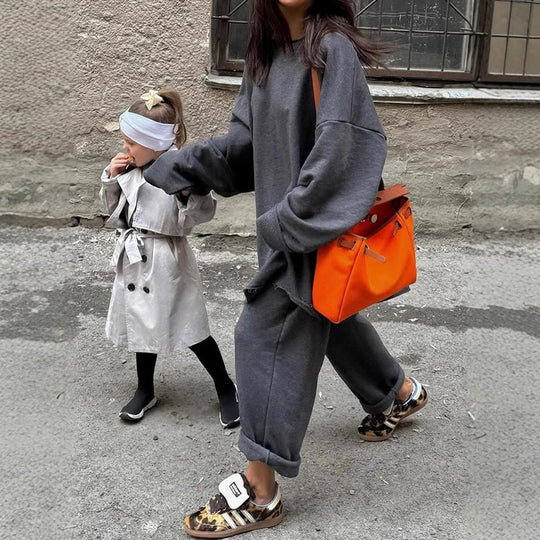 Damen oversized Lounge-Set mit ausgefranstem Saum, extra langem Sweatpullover und weiter hochgeschnittener Jogginghose EB