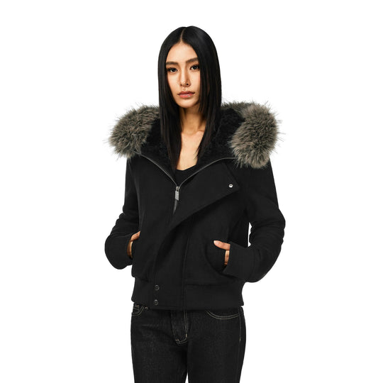 Damen nan kurze Lammfelloptik-Bomberjacke mit voluminöser Kapuzenblende und Daumenlochbündchen EB