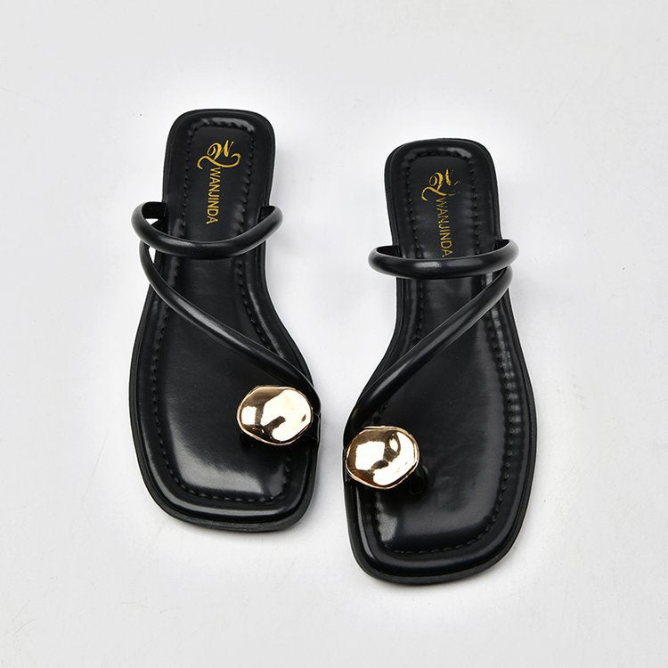 Damen modische Sandaletten mit elegantem Riemendesign und auffälligem Schmuckdetail EB