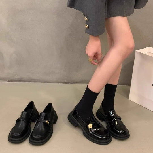 Damen elegante Lackleder-Mokassins mit goldener Schnallenverzierung EB