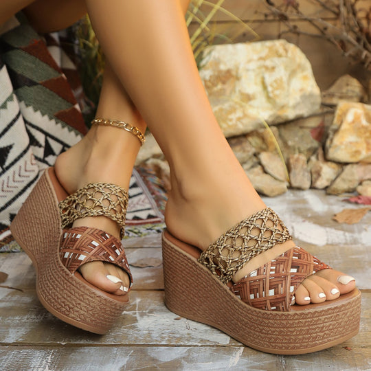 Damen Wedge-Sandaletten mit geflochtenem Design und modischen Leodetails EB