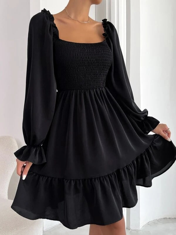 EB | Paralleles Krepp genähtes Kleid mit Rüschensaum