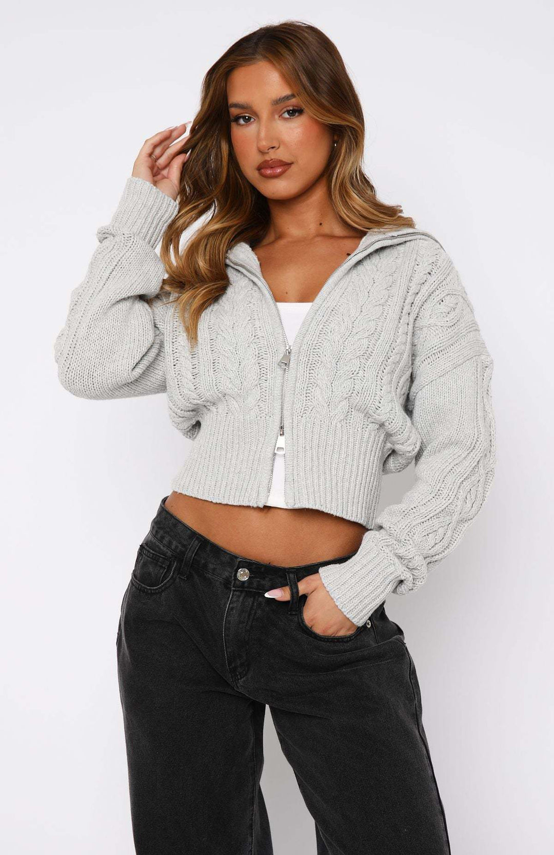 Damen cropped Strickjacke mit detailliertem Zopfmuster und hohem Kragen EB