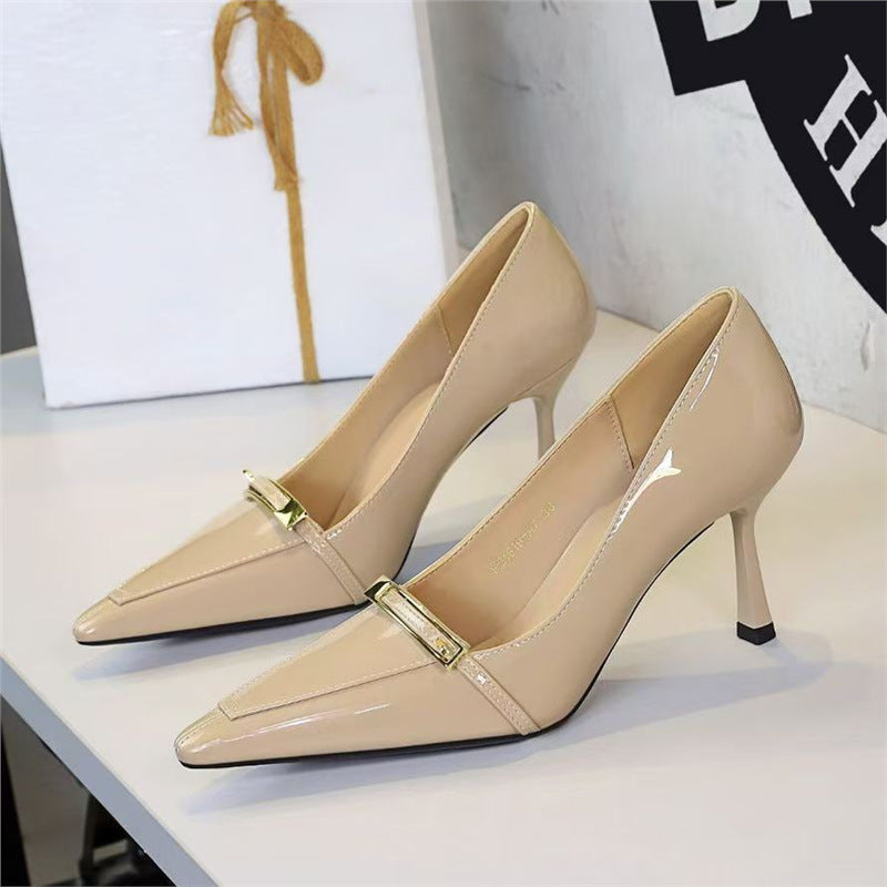 Damen elegante spitze High Heels mit glänzender Oberfläche und goldener Schnalle EB