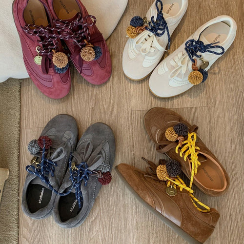 Damen modische Freizeit-Sneaker mit dekorativen Pompons und innovativem Schnürsystem EB