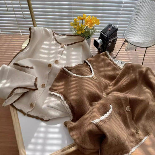 Damen Strickweste mit kontrastierenden Details und Taschen EB