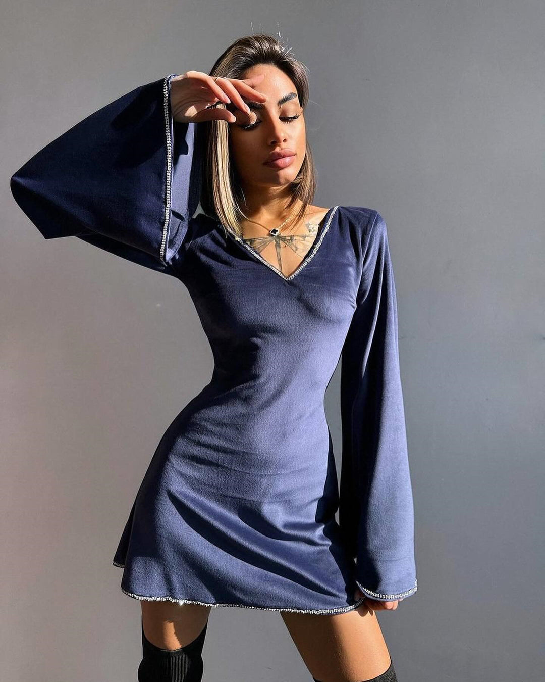 Damen Samt-Minikleid mit ausgestellten Glockenärmeln und Strassbesatz EB