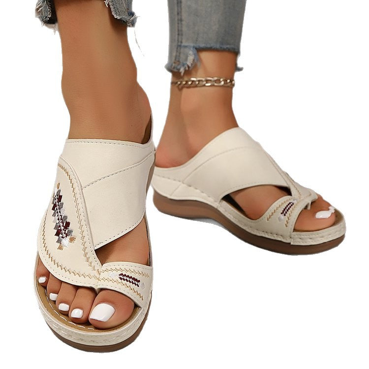Damen Komfortable Wedge-Pantoletten mit dekorativer Stickerei und anatomischer Fußbettung EB