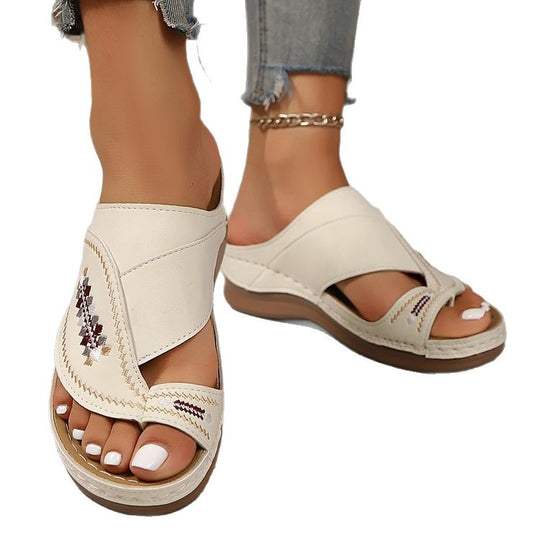 Damen Komfortable Wedge-Pantoletten mit dekorativer Stickerei und anatomischer Fußbettung EB