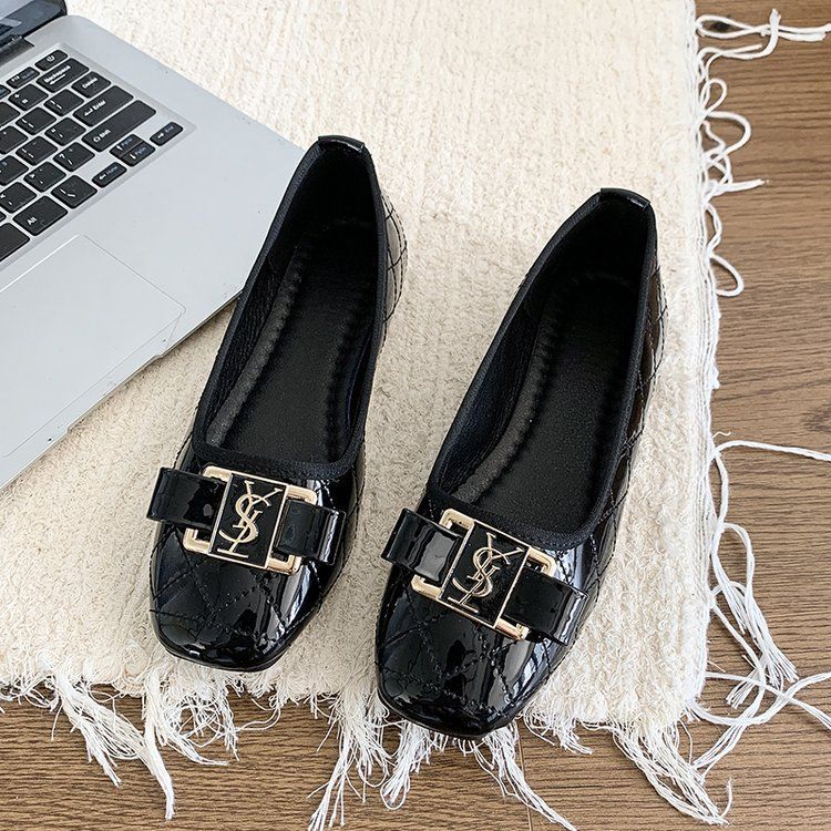 Damen elegante Ballerinas mit glattem Lackfinish und auffälligem Logo EB
