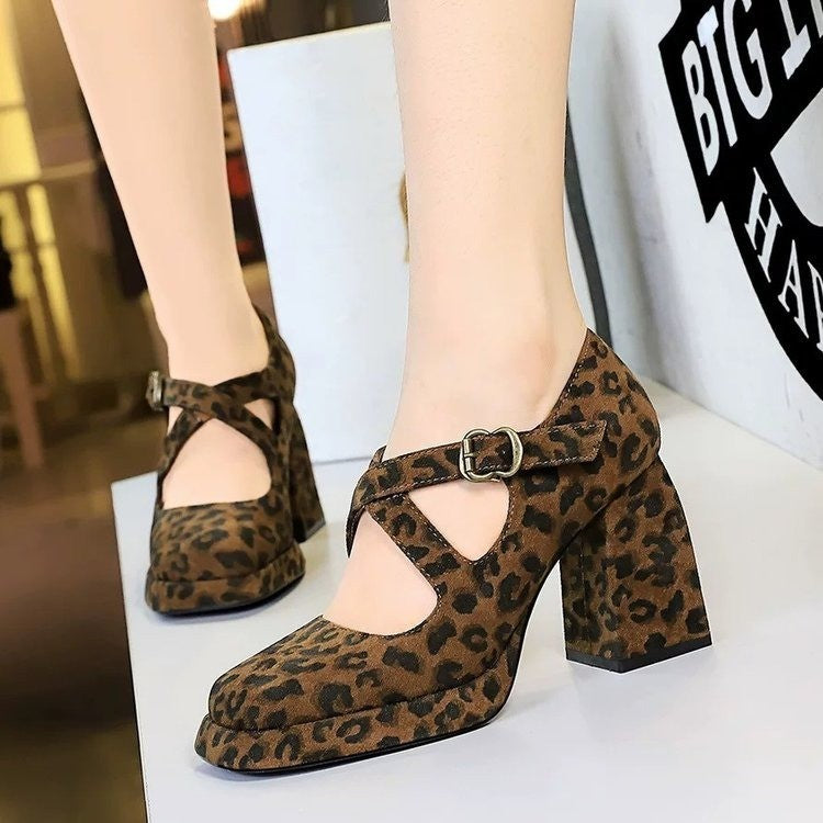 Damen Plateau-Pumps mit eleganter Schnallenapplikation EB