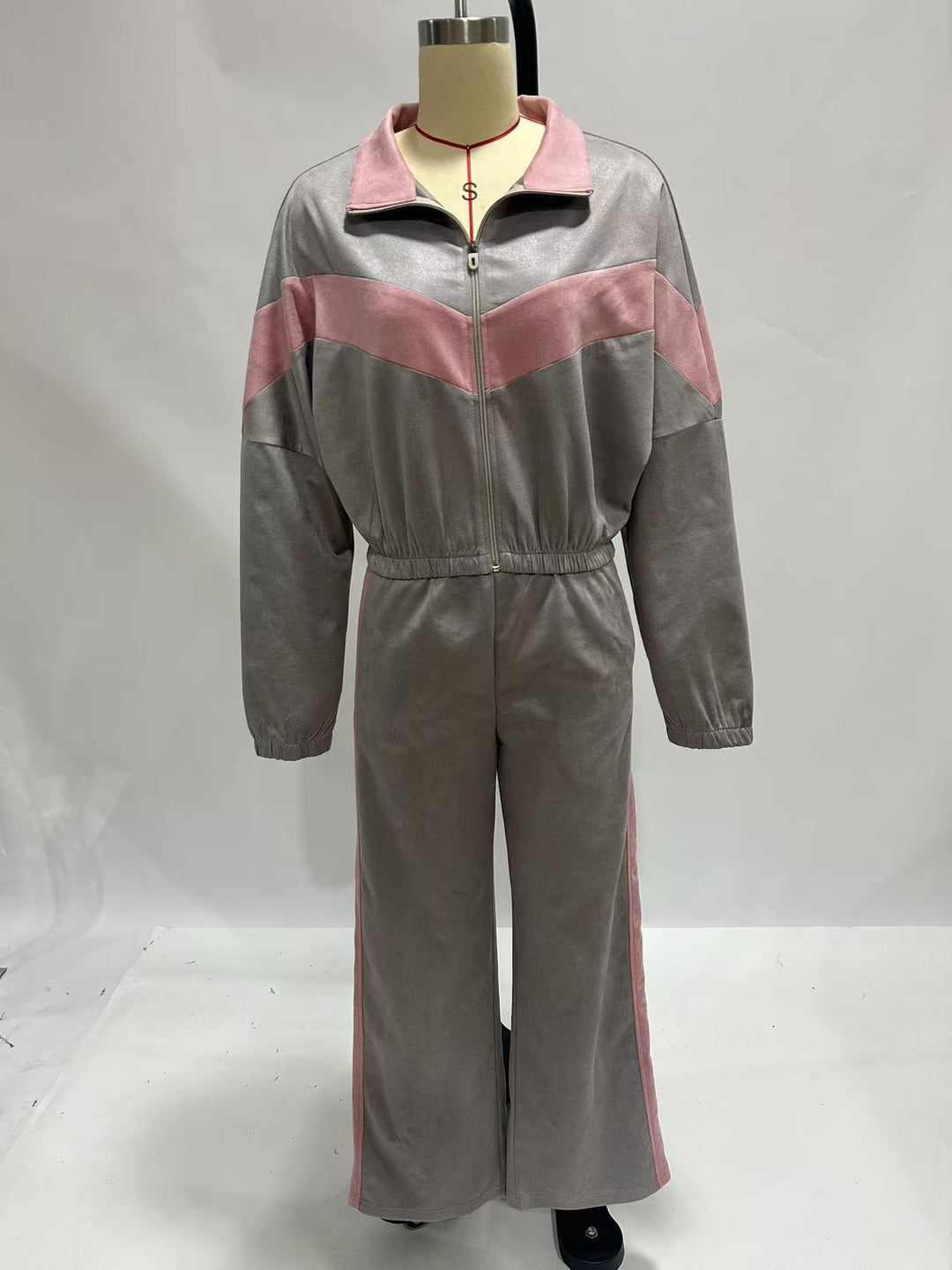 Damen cropped Zipjacke und weite Trackpants mit kontrastierendem Seitenstreifen Eichborn Berlin
