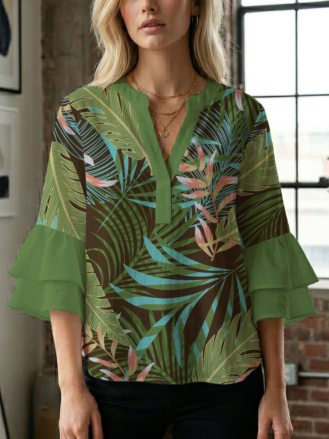 Damen Bluse mit voluminösen Flügelärmel und intensivem Blattmuster EB