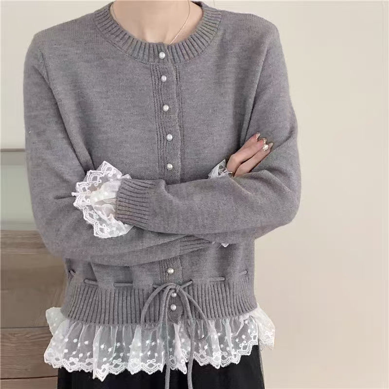Damen Strickjacke mit Rüschensaum und Perlenknöpfen EB