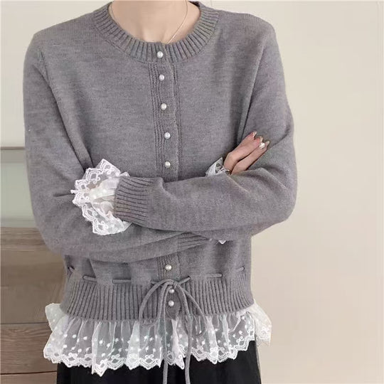 Damen Strickjacke mit Rüschensaum und Perlenknöpfen EB