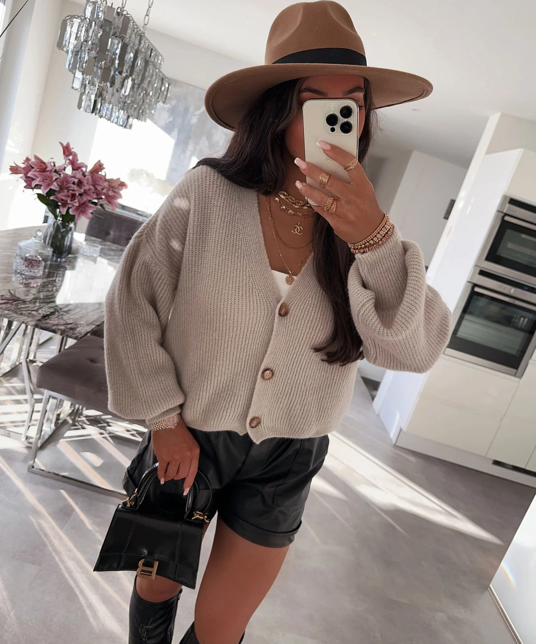 Damen Strickjacke mit voluminösen Ärmeln und hochwertigen Holzknöpfen EB