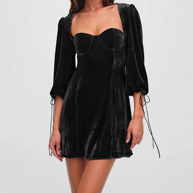 Damen Kurzes Samtkleid mit Puffärmeln und quadratischem Ausschnitt EB